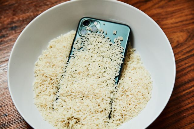 iphone in bowl of rice