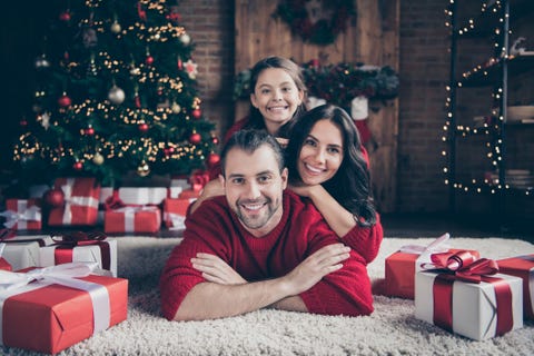 christmas card photo ideas family in front of christmas tree