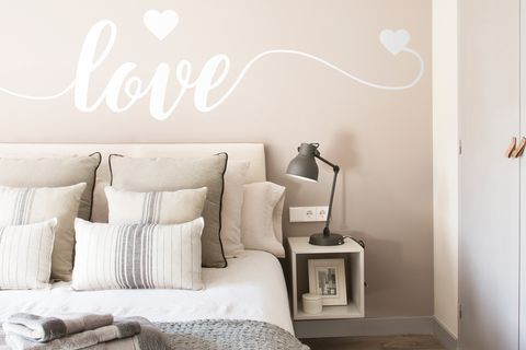 casa con inspiración amor dormitorio con lettering love