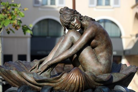 La statua dedicata a Brigitte Bardot a Saint-Tropez, ispirata da un acquerello di Milo Manara e realizzata in marmo toscano.