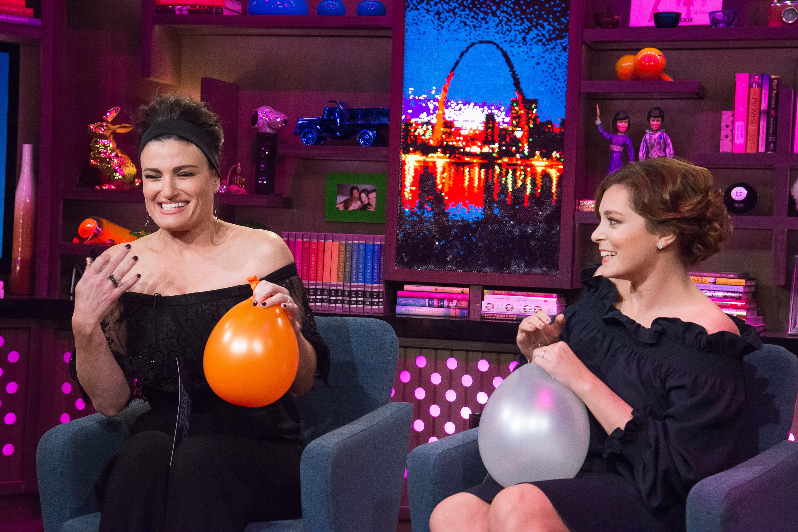 https://hips.hearstapps.com/hmg-prod.s3.amazonaws.com/images/pictured-idina-menzel-and-rachel-bloom-news-photo-1575898233.jpg?resize=2560:*