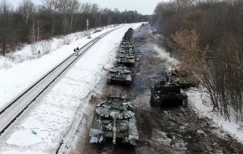 un treno di truppe porta l'hardware militare russo nei siti di schieramento permanente dopo le esercitazioni di routine