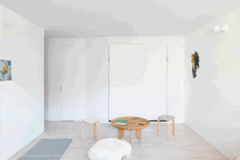 pied à terre minimalista decorado en blanco