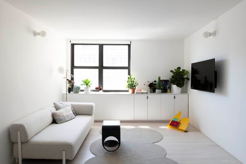 salón minimalista decorado en tonos neutros