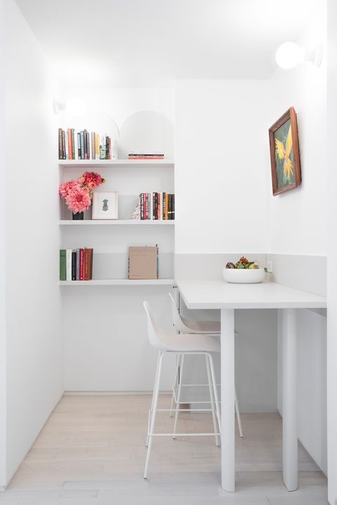 despacho minimalista decorado en blanco