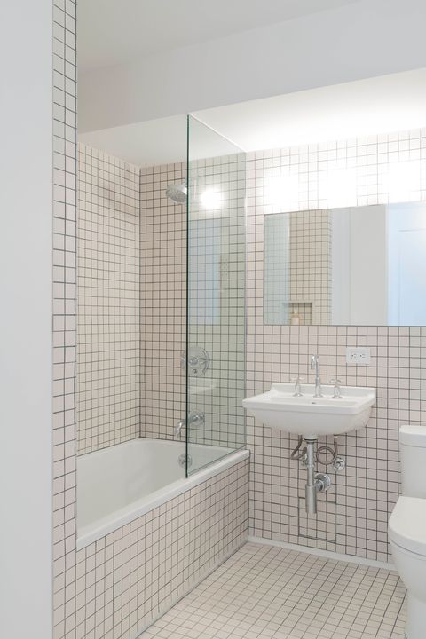 baño minimalista decorado con mini azulejos en blanco