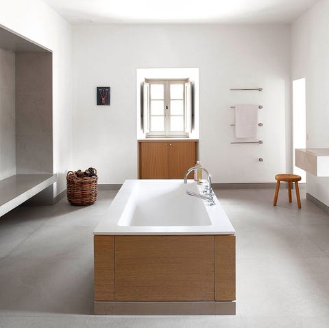 A List 2022 - ELLE DECOR spare bathroom with square tub in the middle