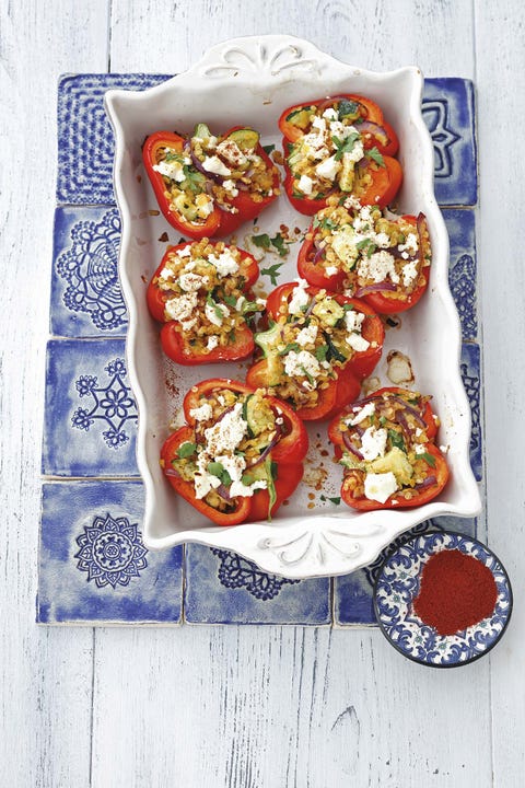 pimientos rojos rellenos con lentejas, calabacín y queso feta