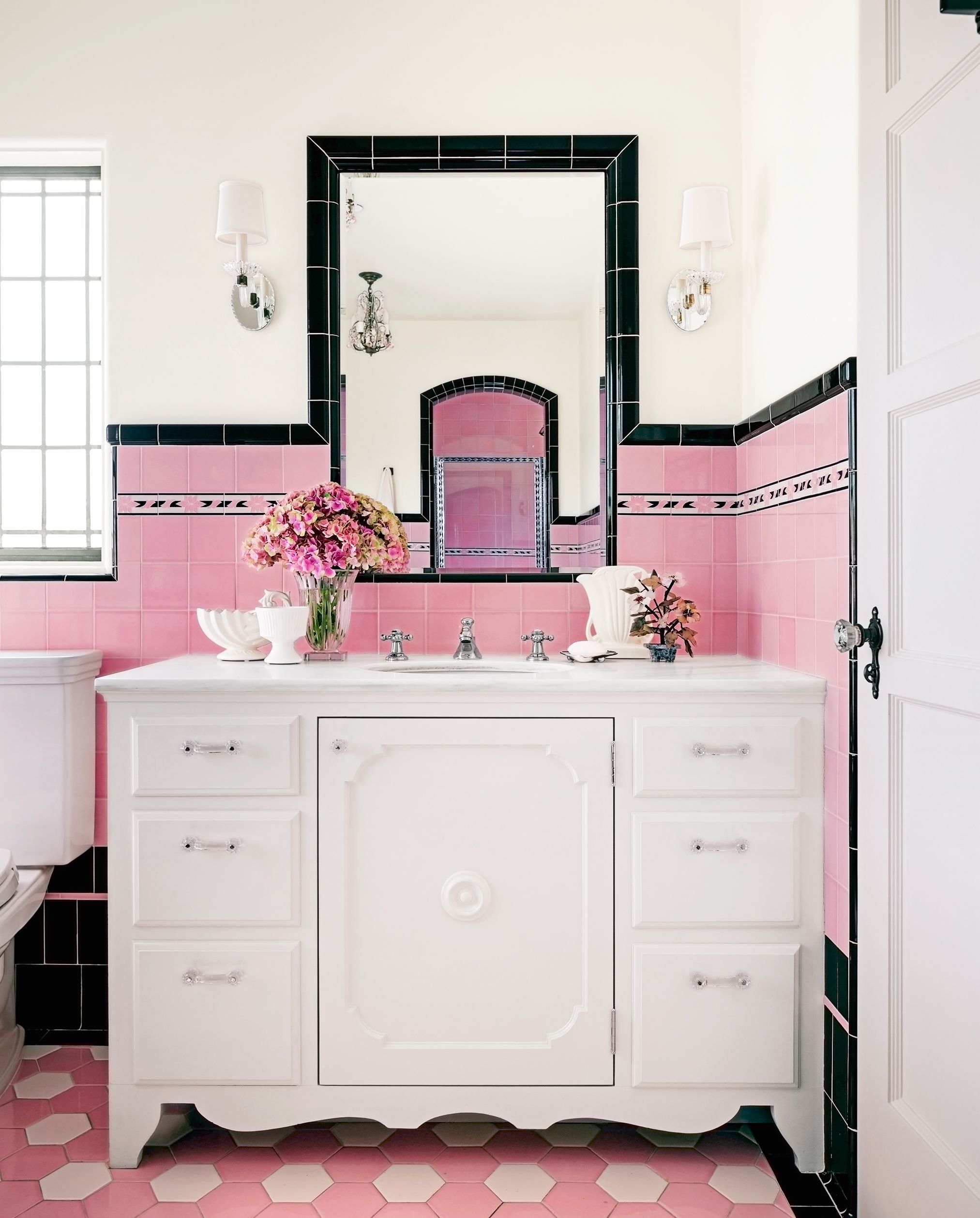 Мебель для ванной комнаты розового цвета