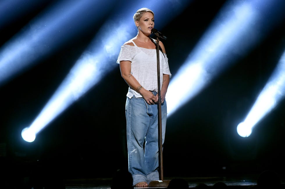 Pink Grammy Award Performance Pink Wowed With A Toned Down Performance