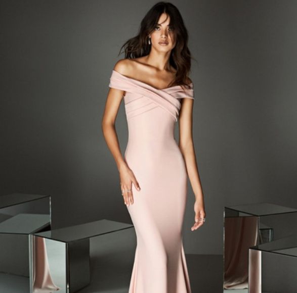 ピンクのカラードレスを着たモデル二人の写真。