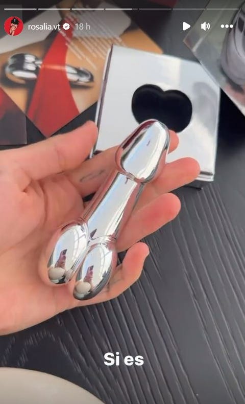 el pintalabios con forma de pene de rosalía