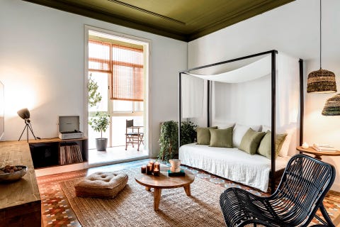 salón decorado con estilo mediterráneo en tonos neutros