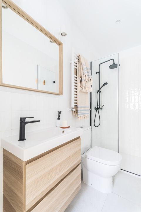 baño con mueble bajo lavabo de madera suspendido y ducha