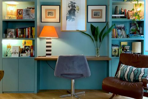 estantería de obra pintada en azul turquesa con escritorio integrado