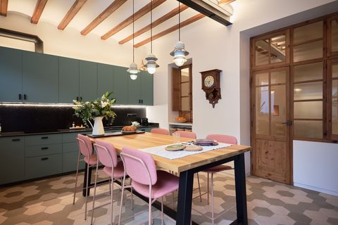 cocina con office de diseño industrial con vigas de madera vistas