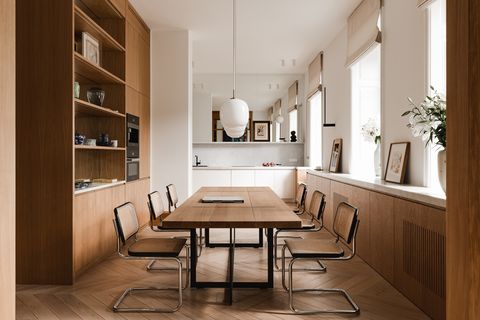 un piso de arquitectura clásica con muebles del movimiento moderno y mucha madera
