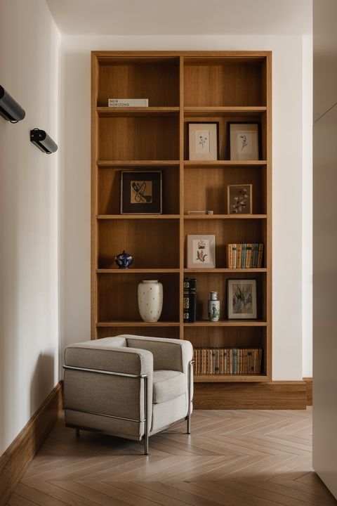 un piso de arquitectura clásica con muebles del movimiento moderno y mucha madera