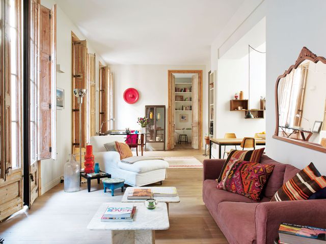un piso en el barrio gótico de barcelona que combina el estilo étnico con muebles vintage