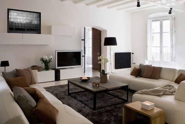un piso reformado con materiales naturales y una decoración en blanco, negro y marrón