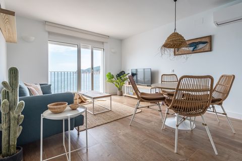 salón comedor con muebles de fibras naturales y vistas al mar