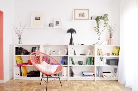 librería baja blanca y silla estilo acapulco en color coral