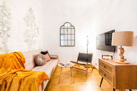 salón con mural inspirado en un bosque, muebles mid century y espejo con cuarterones