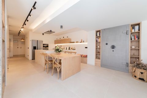cocina abierta de diseño moderno con isla central