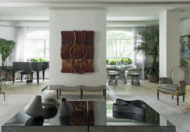 un piso decorado con estilo ecléctico y elegante, tonos neutros y plantas