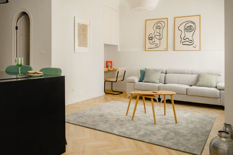 salón abierto a la cocina de diseño minimalista en tonos neutros
