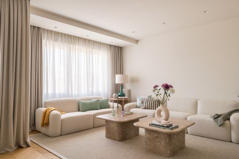 salón de diseño contemporáneo decorado en tonos beige