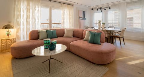 salón comedor con sofá de terciopelo rosa