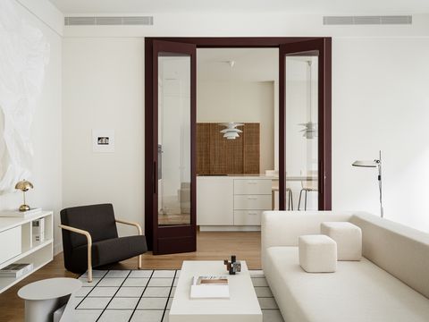 salón de diseño minimalista en tonos neutros
