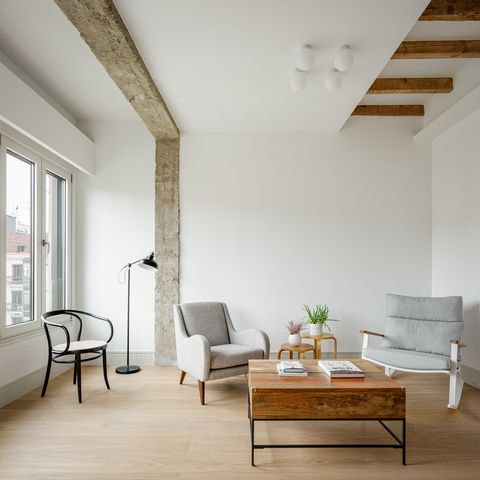 salón minimalista con butacas grises y mesa de centro de madera