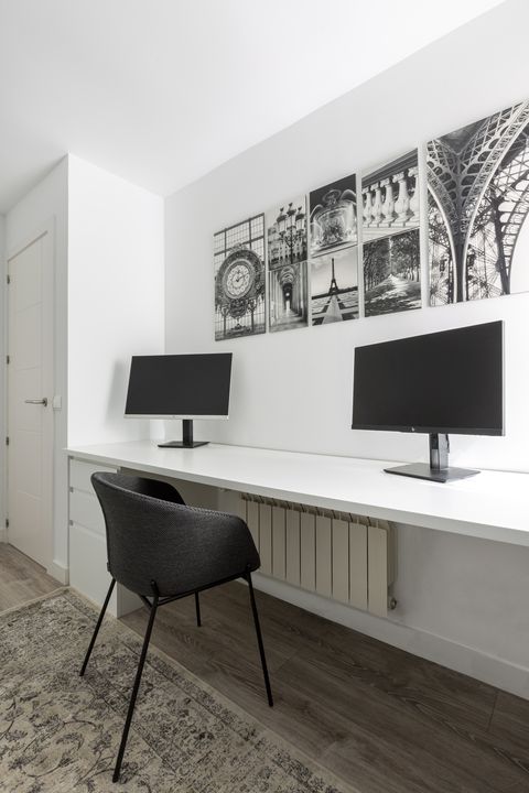 despacho de diseño minimalista en blanco y negro