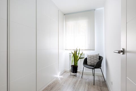 vestidor moderno con armarios blancos con puertas correderas