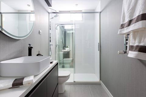 baño de diseño moderno con ducha decorado en color gris