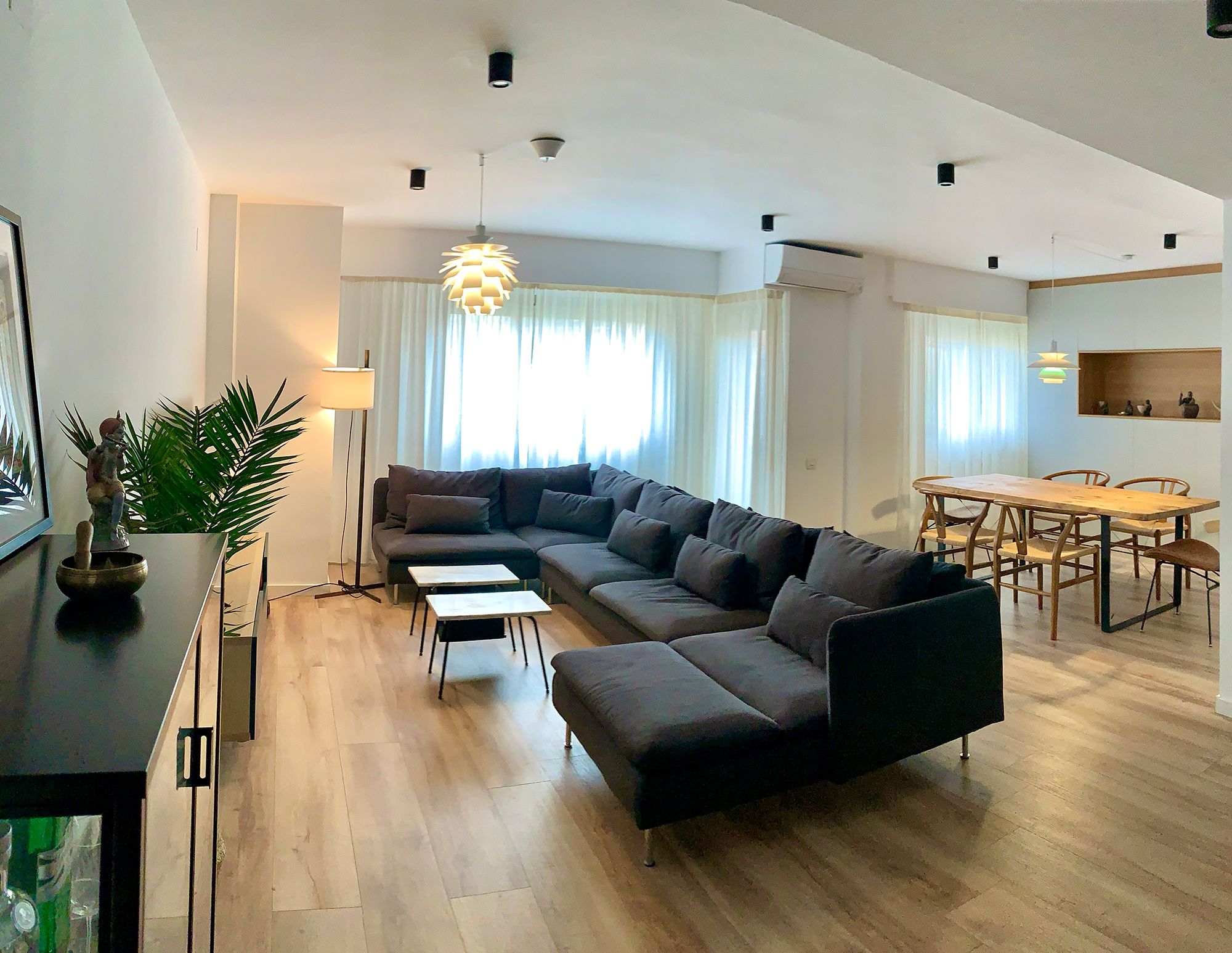 Un piso de diseño moderno en gris con espacios abiertos Un Piso De Diseño Moderno En Gris Con Espacios Abiertos