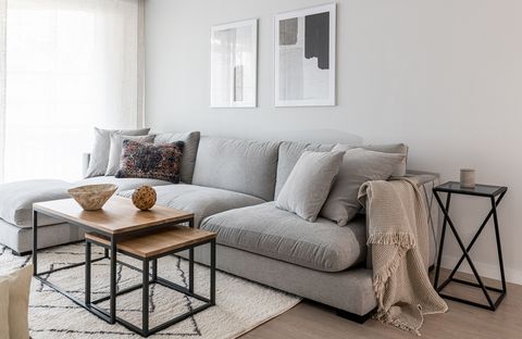 salón de diseño nórdico con sofá con chaise longue gris