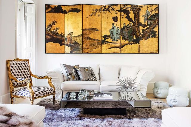 un piso elegante en blanco, negro y dorado con muebles vintage y antigüedades