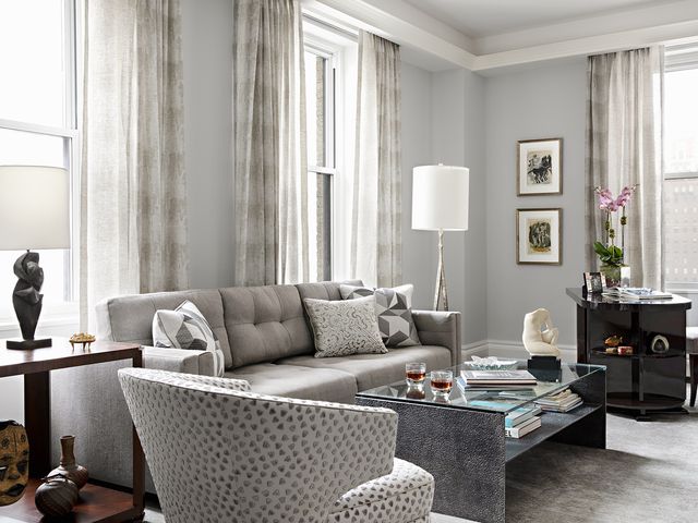 un piso elegante decorado con tonos neutros, muebles vintage y recuerdos de viajes