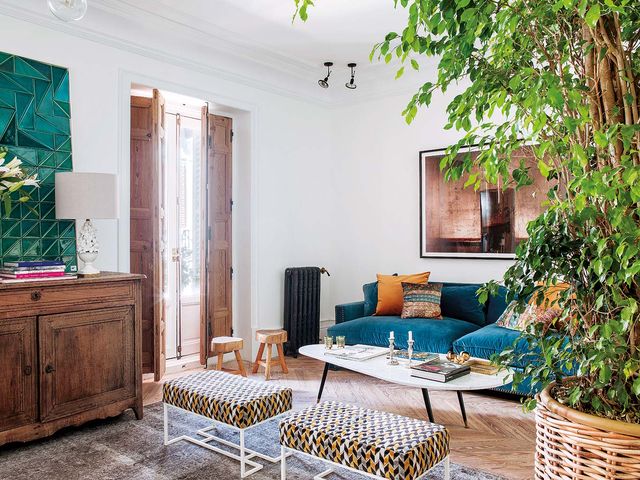un piso con estilo clásico moderno y muebles retro decorado por tristán domecq
