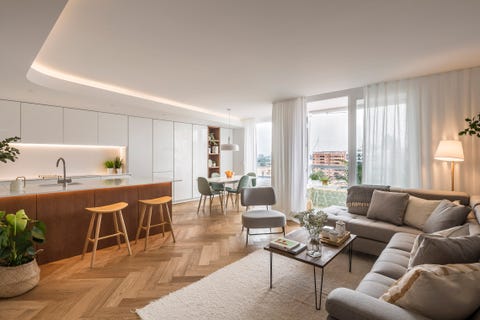 salón de diseño escandinavo con cocina integrada