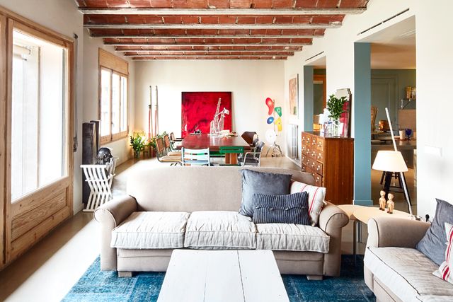 un piso familiar decorado con estilo industrial, diseño vintage y muebles recuperados