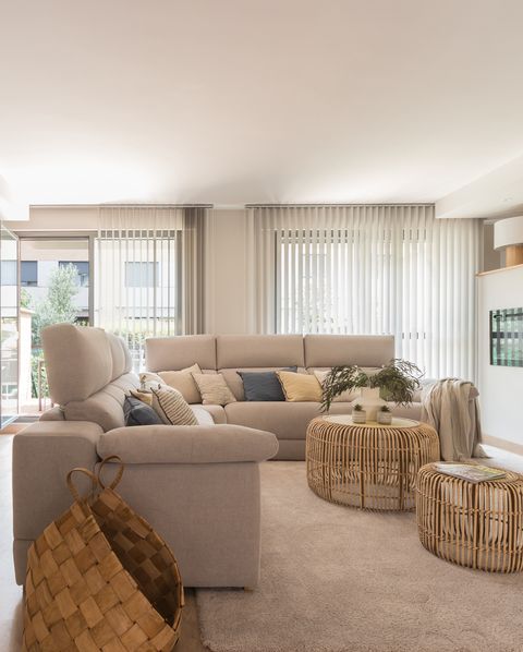 salón con sofás grises y muebles de madera de mango