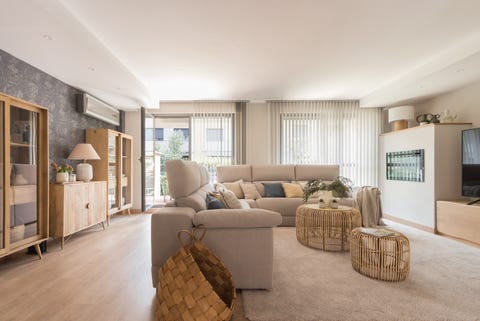 salón con sofás grises y muebles de madera de mango