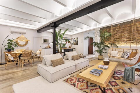 piso industrial y tropical amplio salón comedor con cocina abierta