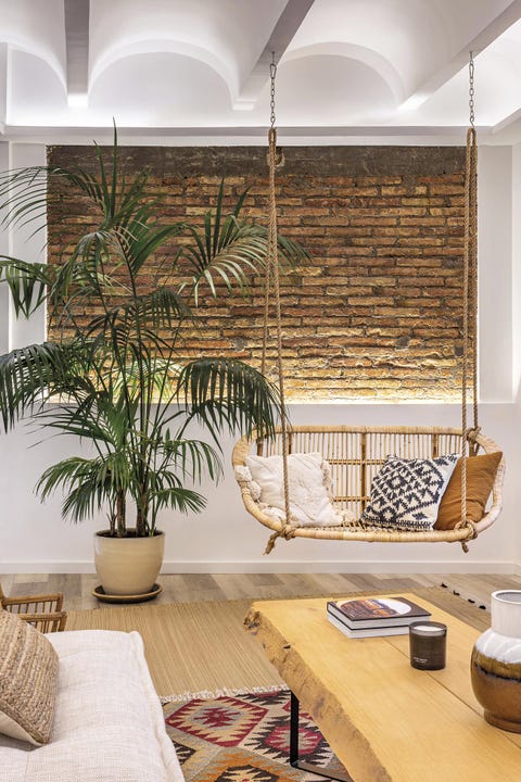 piso industrial y tropical salón con balancín colgante