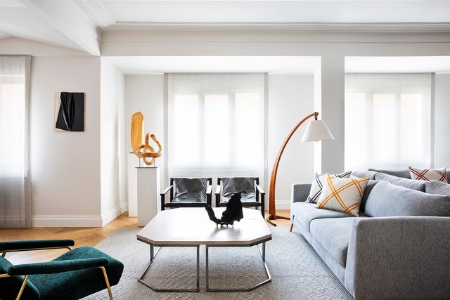 piso elegante y moderno en calle lagasca madrid salon con sofá gris y obras de arte