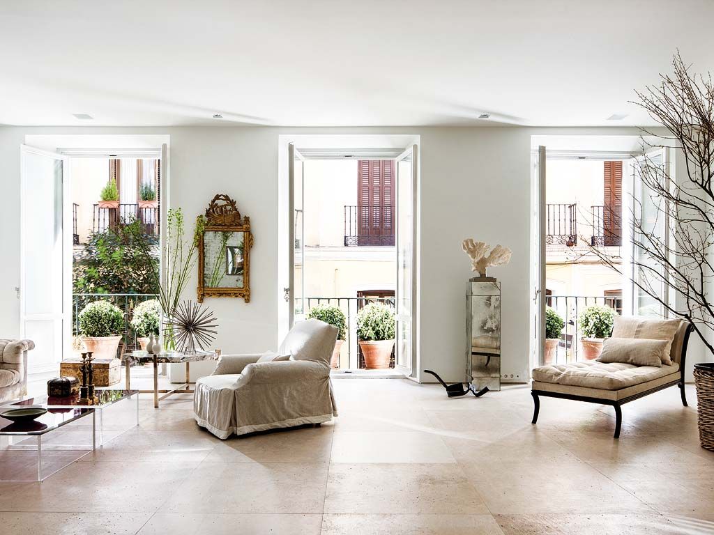 Adversario Irregularidades Restringir Un piso elegante, blanco y clásico con patio interior
